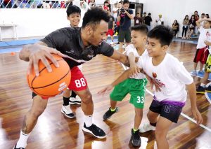 Phoenix PULSE Fuel Masters Basketball Camp - Calvin Abueva in defense