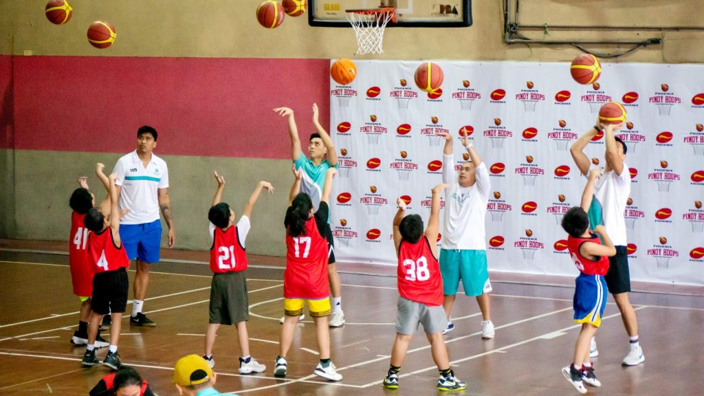 3-27-Phoenix-Fuel-Masters-trains-young-basketball-players-01