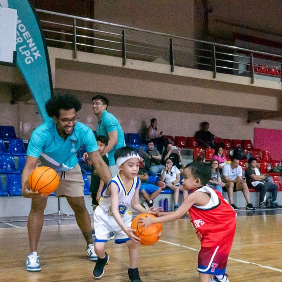 3-27 Phoenix Fuel Masters trains young basketball players (2)