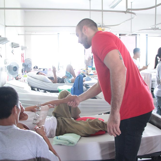 Phoenix Fuel Masters visit injured Marawi soldiers
